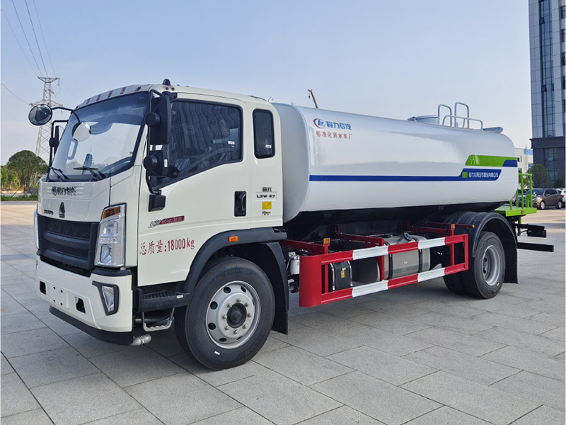 重汽豪沃CLW5180GPSBBS 15方绿化喷洒车