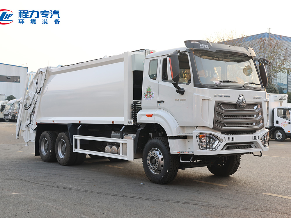 出口重汽豪沃后双桥带摆臂